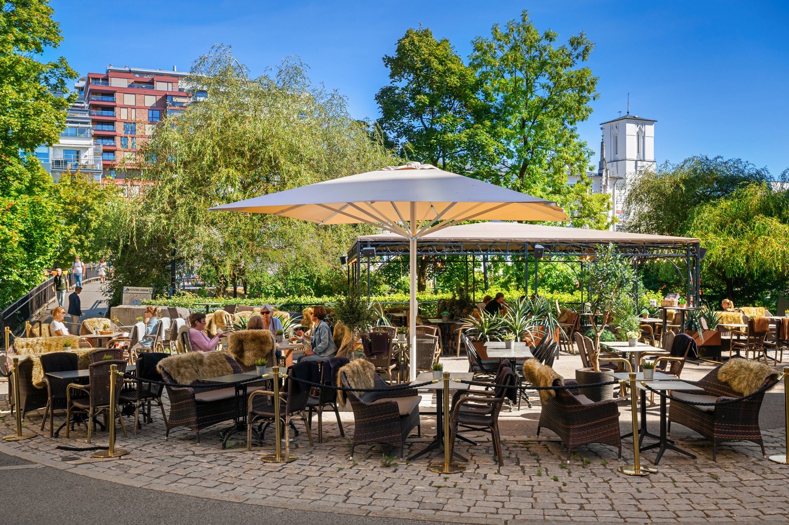 Nede ved Sandvikselva er det en rekke restauranter og hyggelige uteserveringer langs elvepromenaden, som er oppgradert med gjestebrygger og pen nedtrapping mot vannet. Galleribilde
