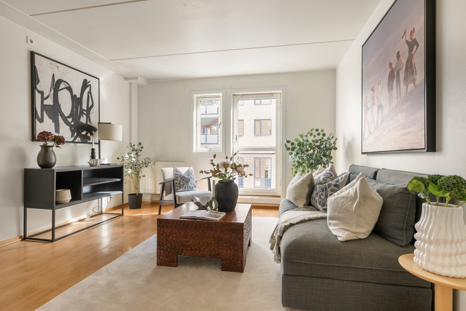 Stuen er lys og romslig Galleribilde
