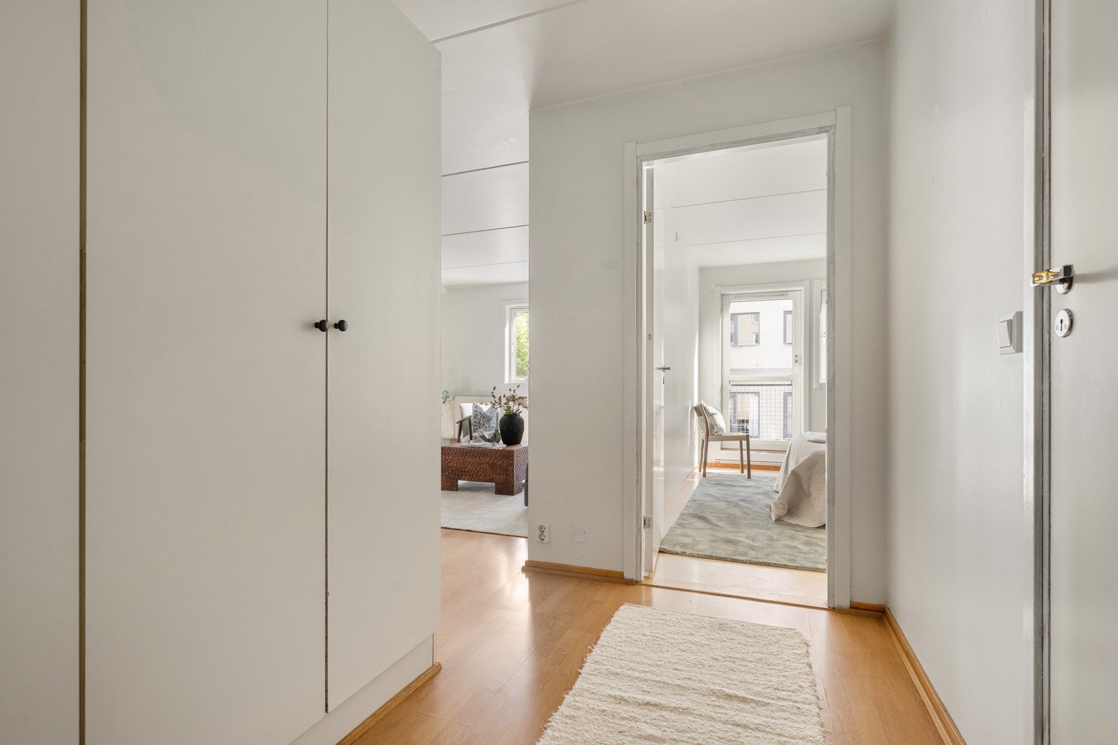 Leiligheten ligger i en høy 1. etasje og har en lys og innbydende entré. Her er det plass til oppbevaring av yttertøy og sko, og entréen gir videre adkomst til leilighetens øvrige rom. Galleribilde