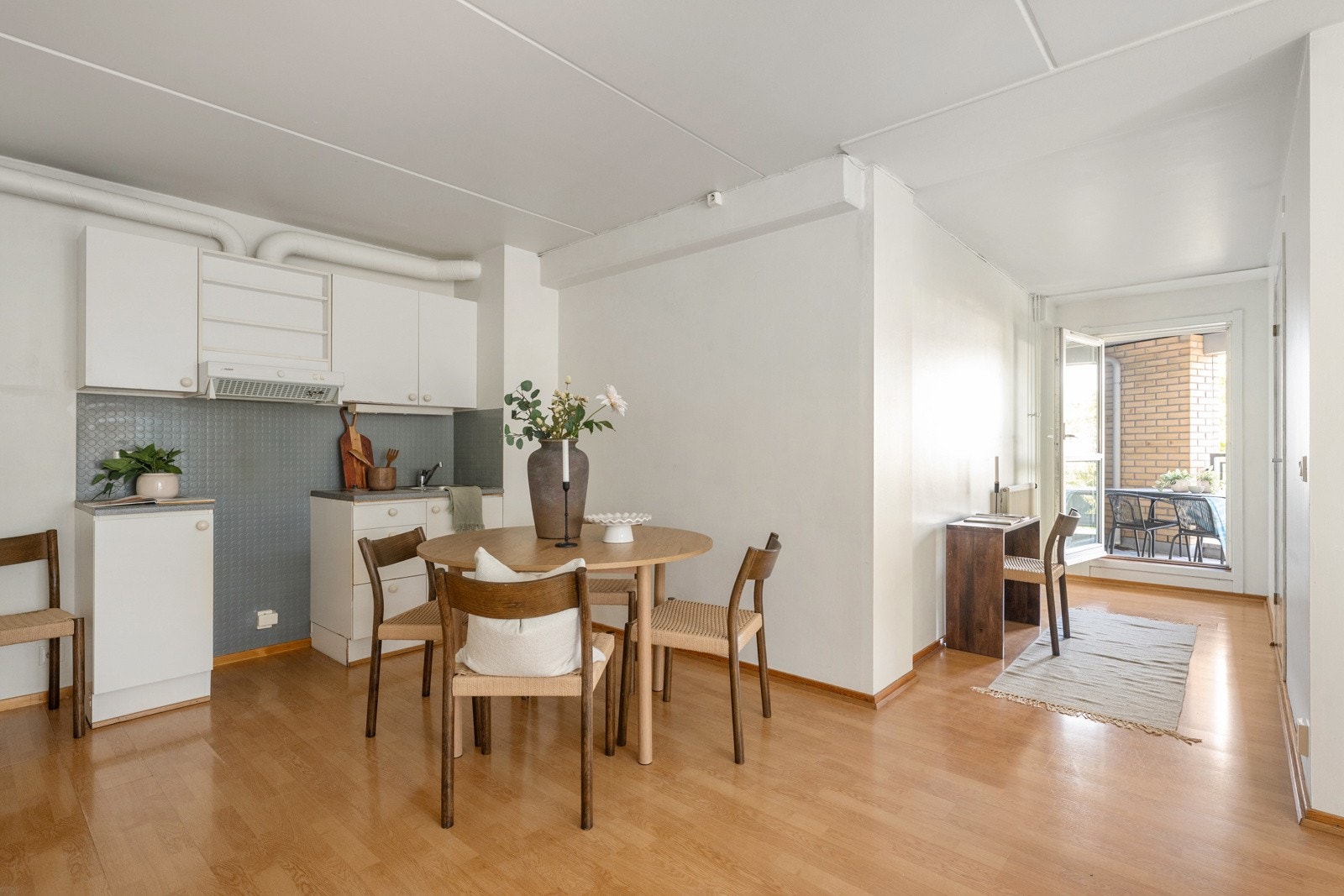 I tilknytning til kjøkkenet er det god plass til spisebord med tilhørende møblement. Galleribilde