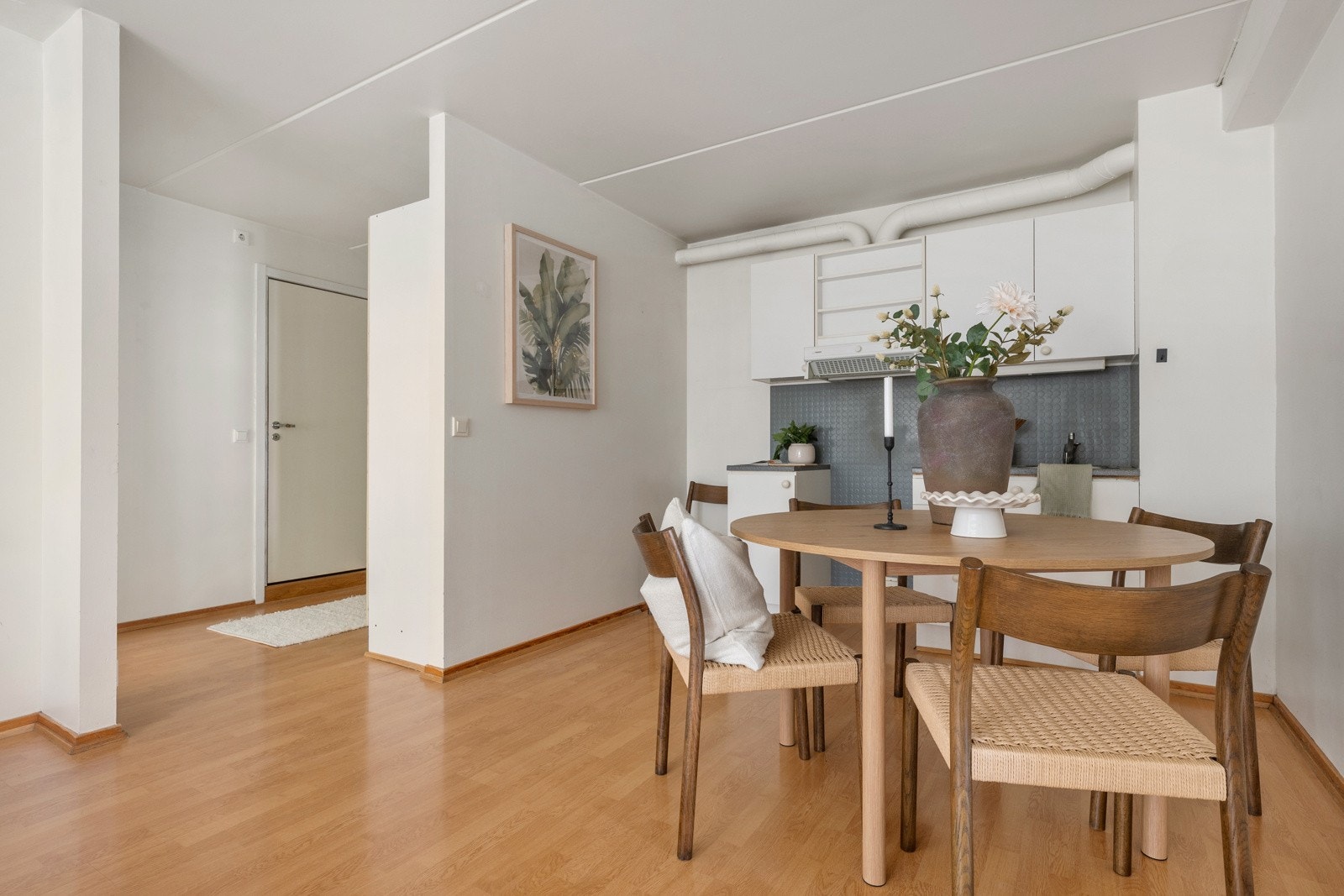 Kjøkkenet ligger i åpen løsning mot stuen og har en praktisk innredning med lyse, glatte fronter og laminat benkeplate med nedfelt oppvaskkum. Galleribilde