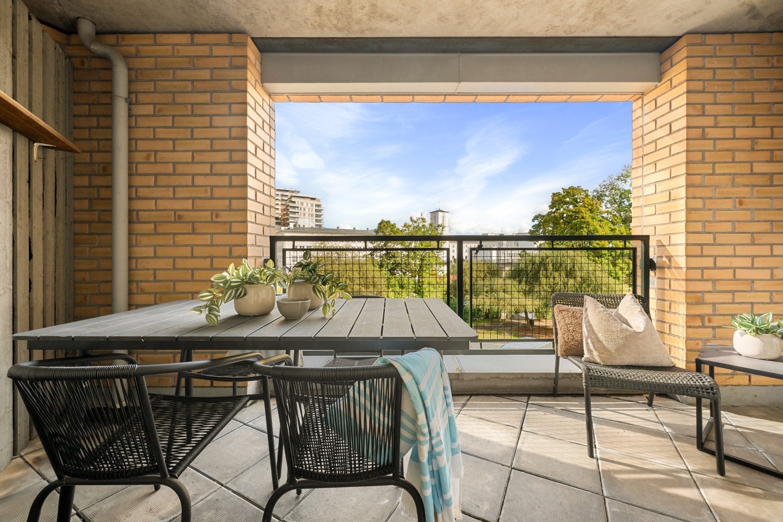 Leiligheten byr blant annet på en hyggelig terrasse på ca. 7 kvm med god plass til utemøblement. Galleribilde