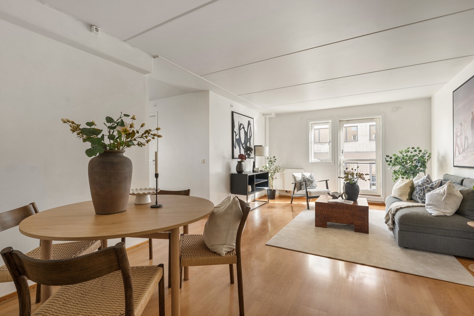 Rommet har god plass til en romslig sofagruppe med tilhørende møblement, samtidig som det er naturlig plass til spisebord i tilknytning til kjøkkenet. Galleribilde