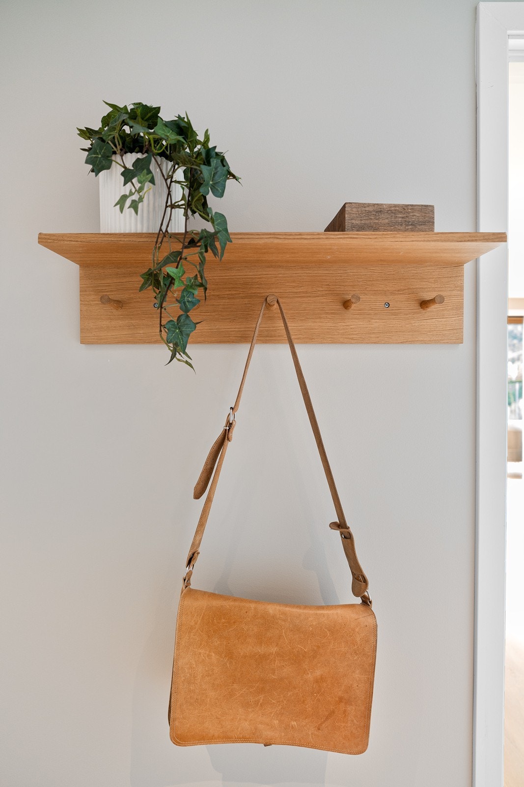 Innbydende entré med speilgarderobe og parkett på gulvet. Galleribilde