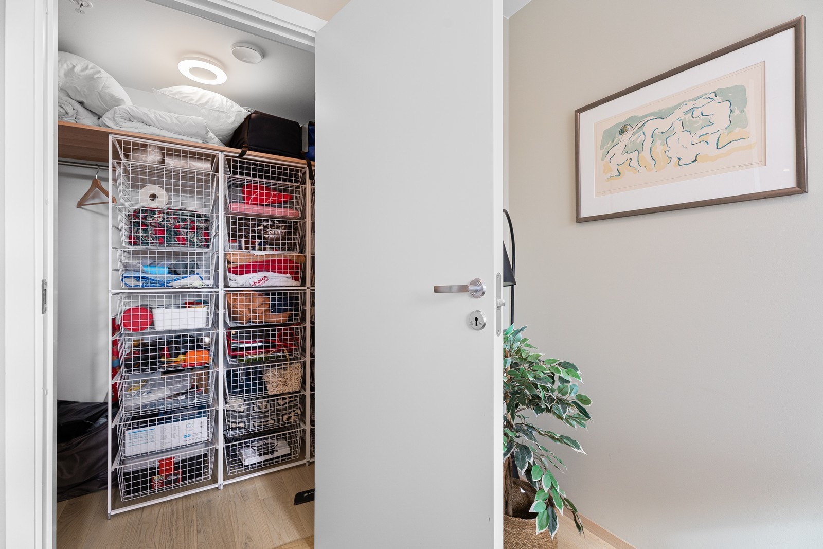 Praktisk, separat garderobe-/oppbevaringsrom i tilknytning til soverommet. Galleribilde