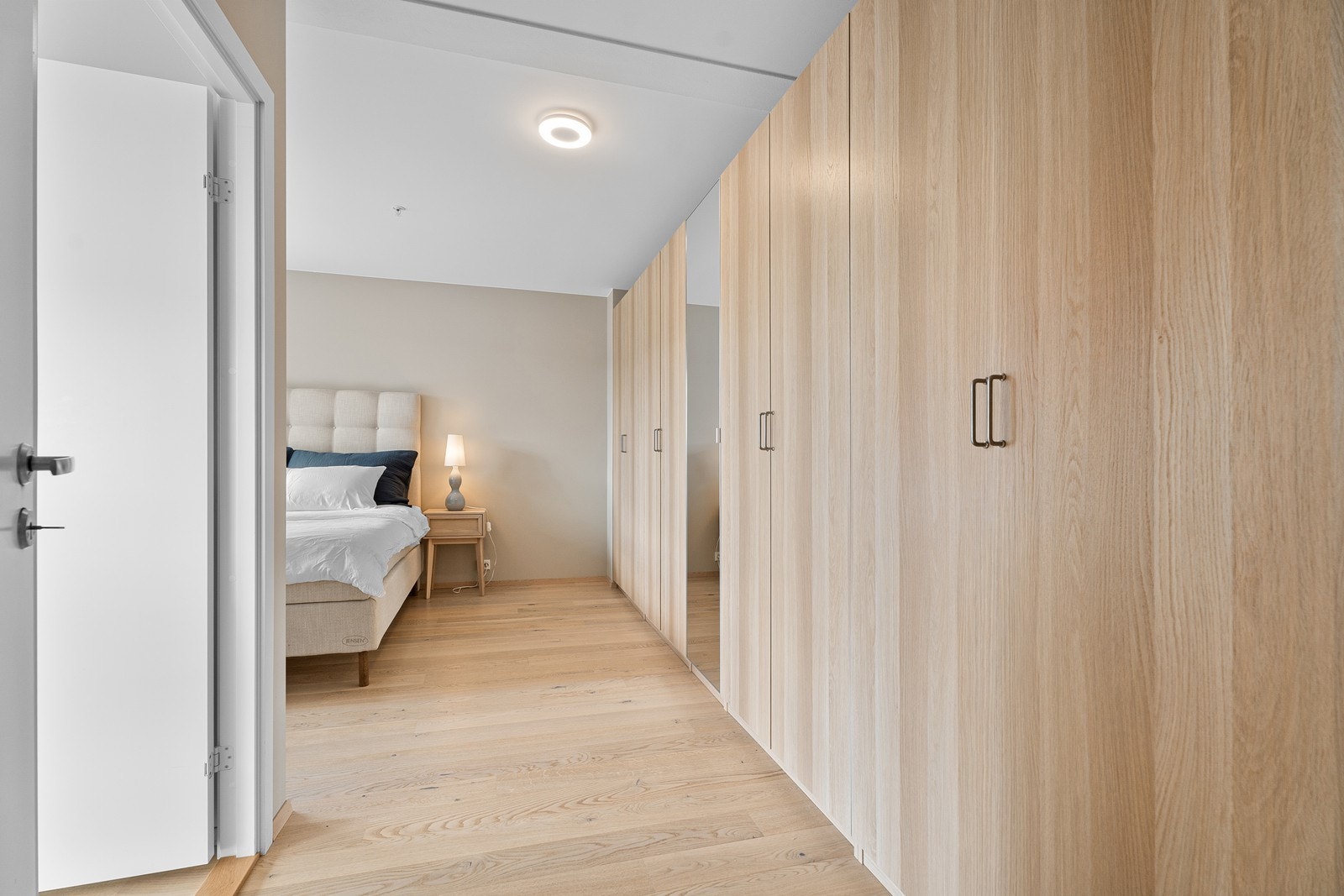 God garderobeløsning gir svært gode oppbevaringsmuligheter på hovedsoverommet. Galleribilde