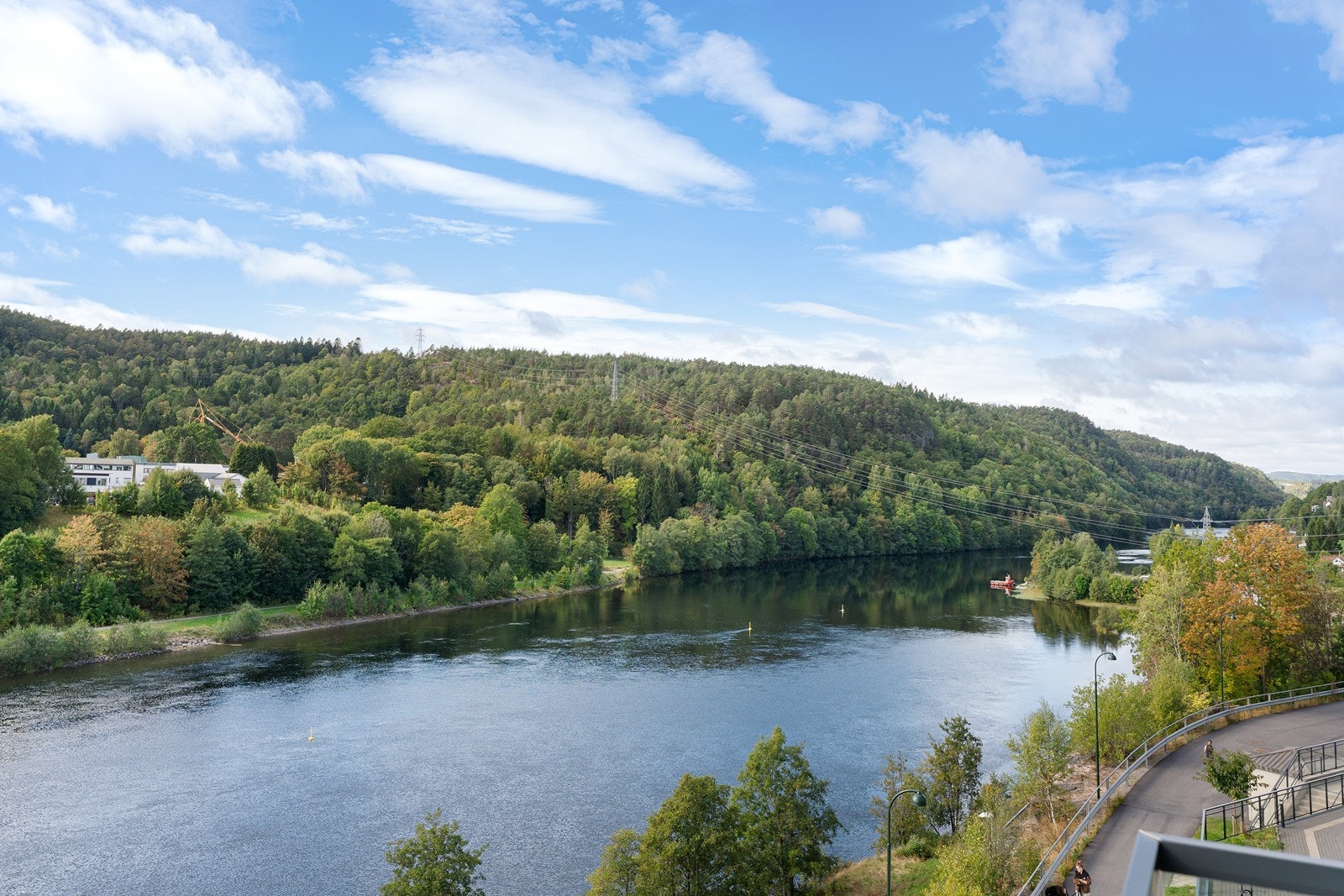 Sodalsveien 21. Flott, åpen utsikt mot vannet og de grønne omgivelsene. Galleribilde