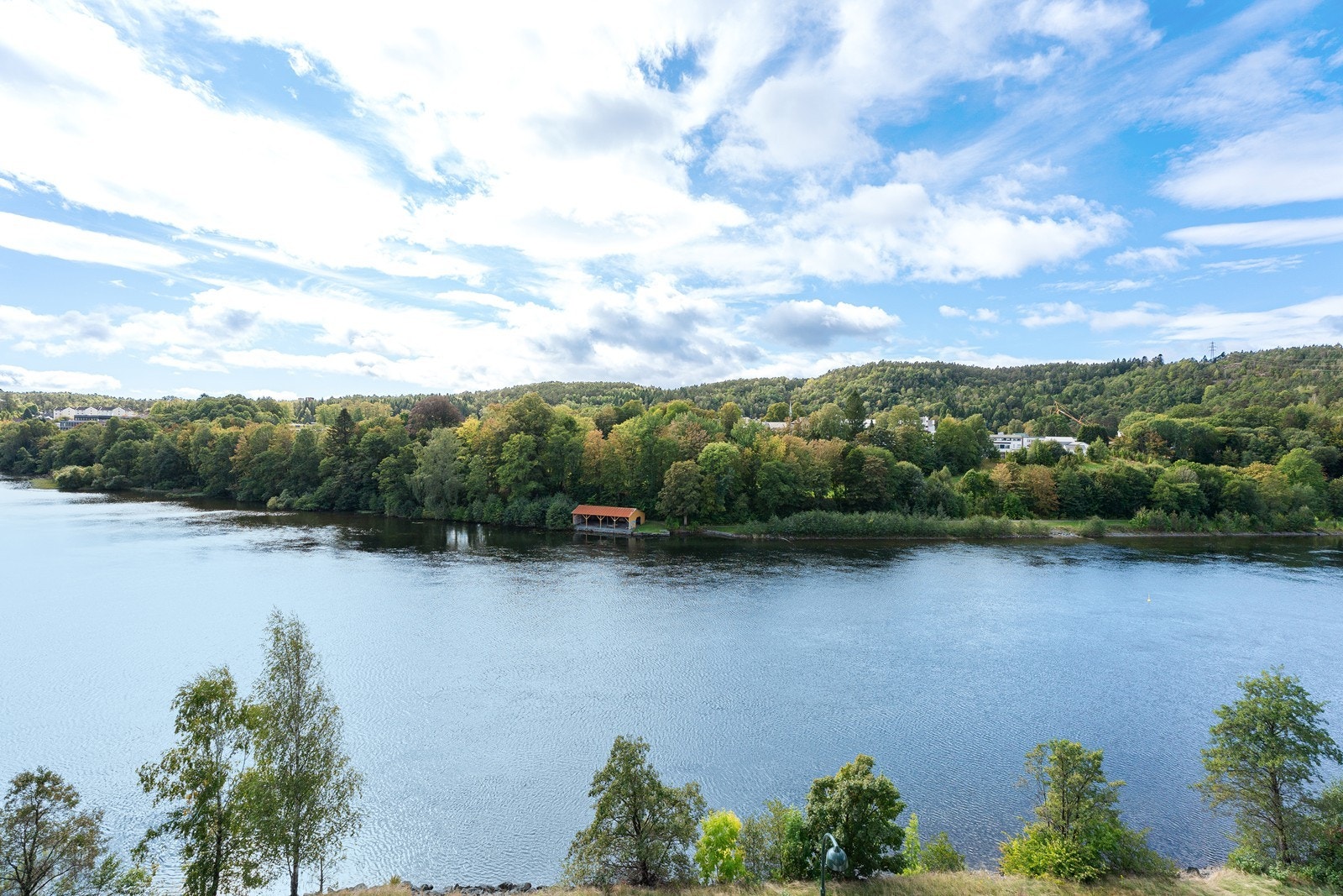 Den åpne utsikten mot elven gir boligen en helt egen kvalitet. Galleribilde
