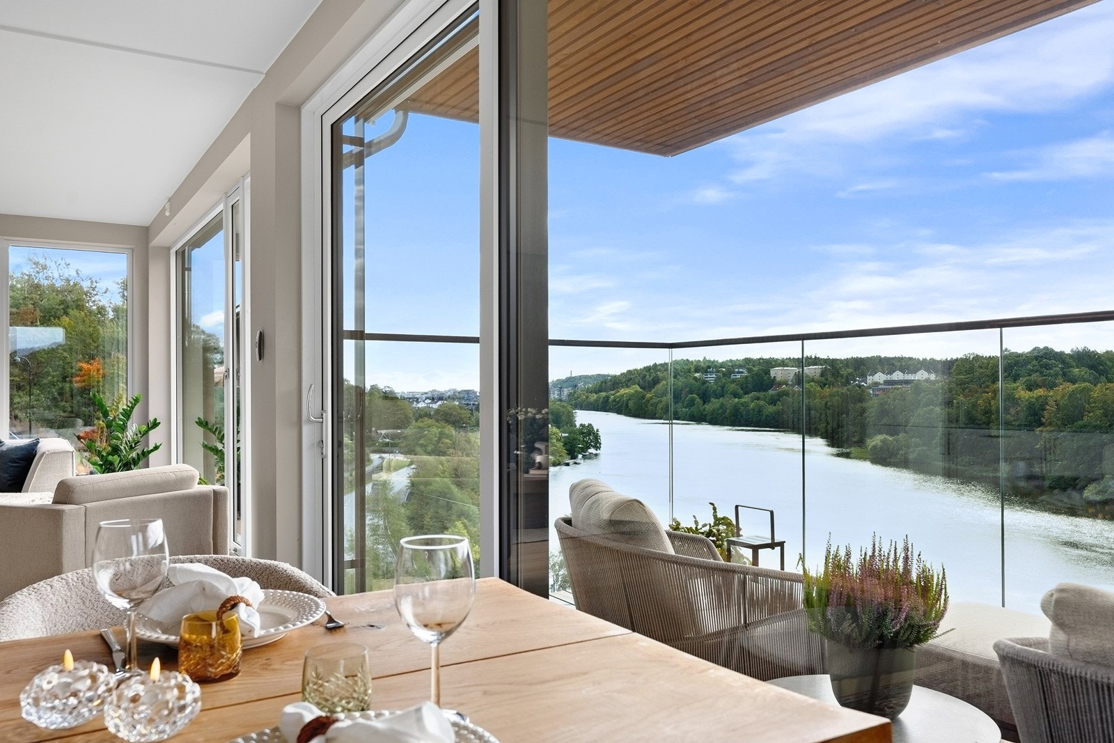 Spisestuen ligger fantastisk til mot balkongen - her kan måltidene nytes med utsikt over elven. Galleribilde