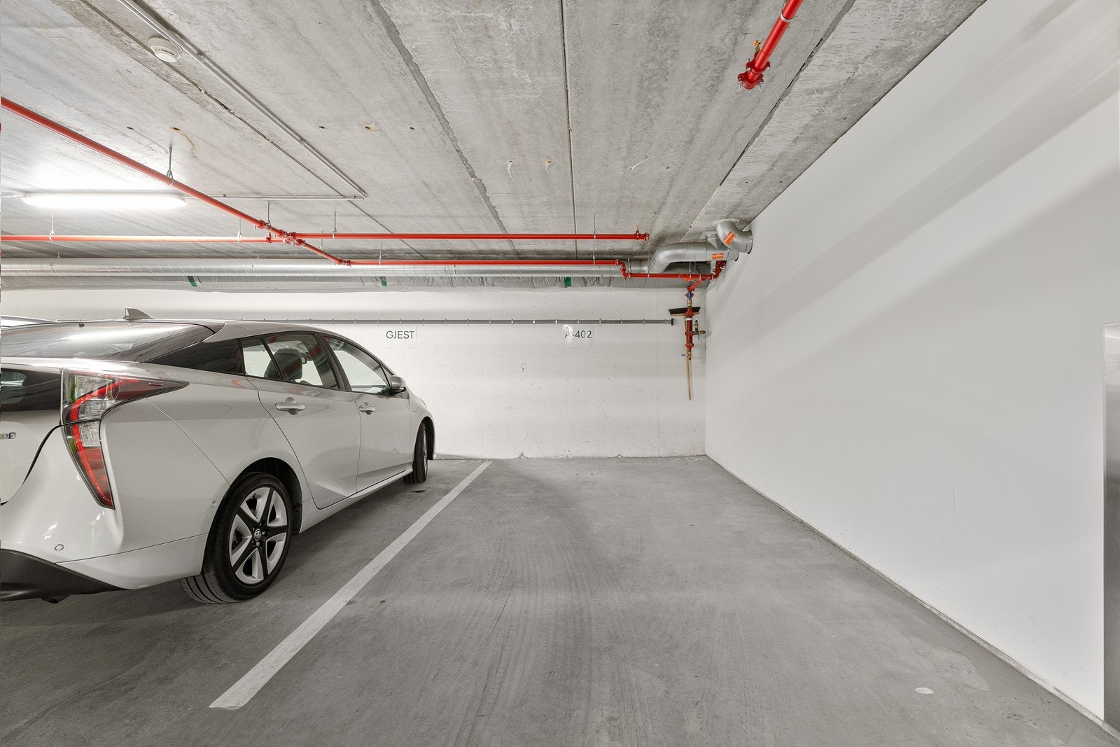 Leiligheten disponerer egen parkeringsplass i felles garasjeanlegg, her merket som plass A-402 Galleribilde