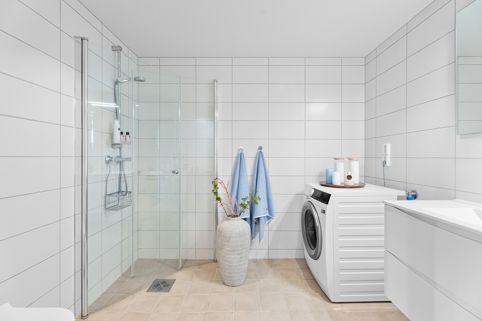 Badet har god gulvplass og separat dusjsone. Galleribilde