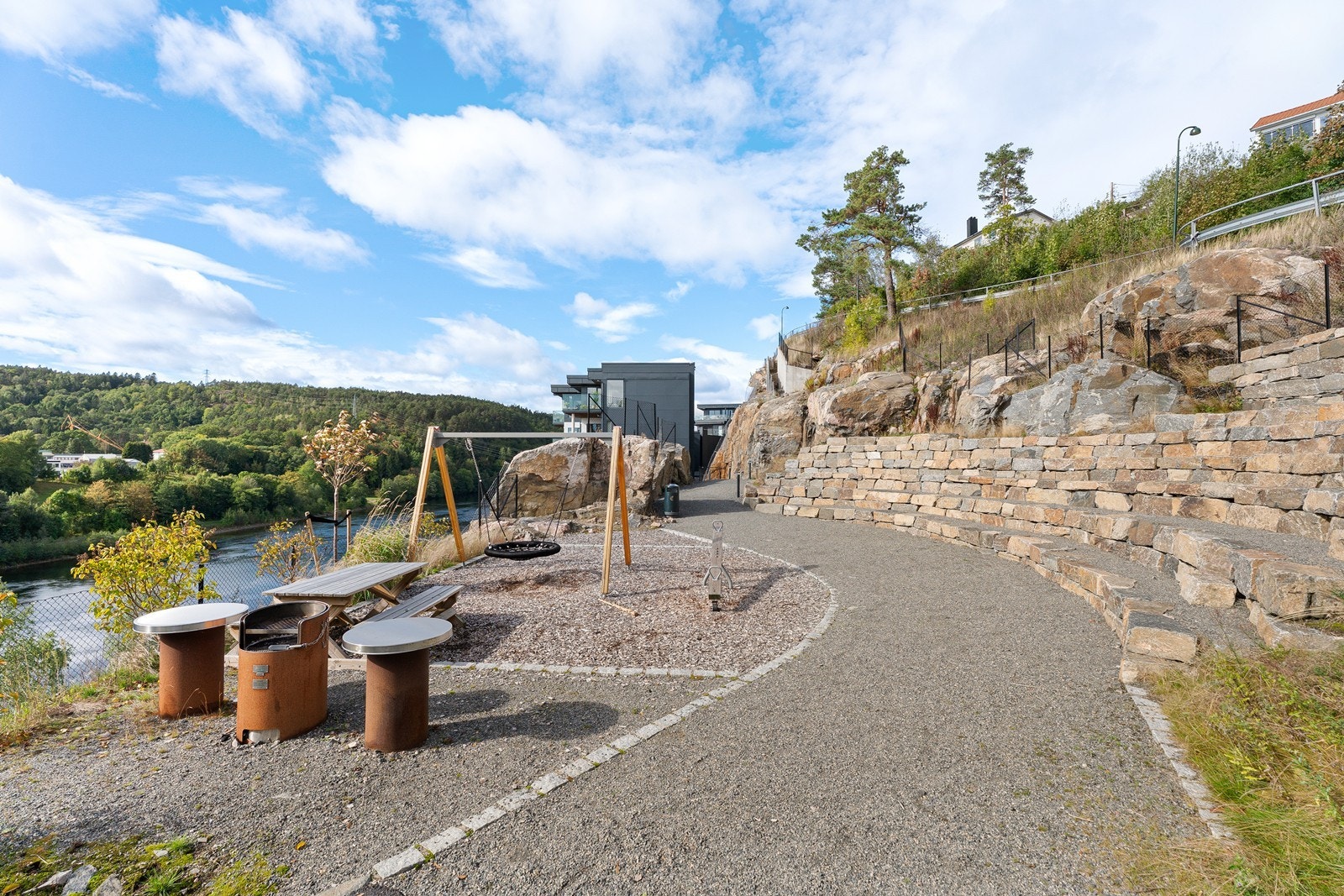 Felles uteområde med lekeplass, sitteplasser og grillmuligheter - lett tilgjengelig fra leilighetens etasje. Galleribilde