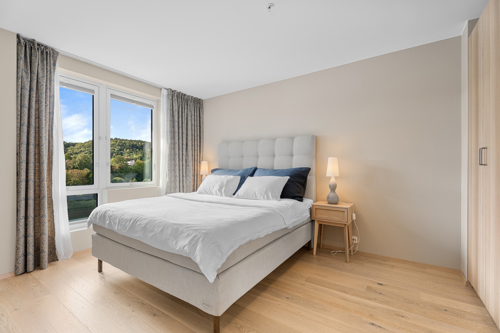 Hovedsoverom med god plass til dobbeltseng og store vindusflater. Galleribilde