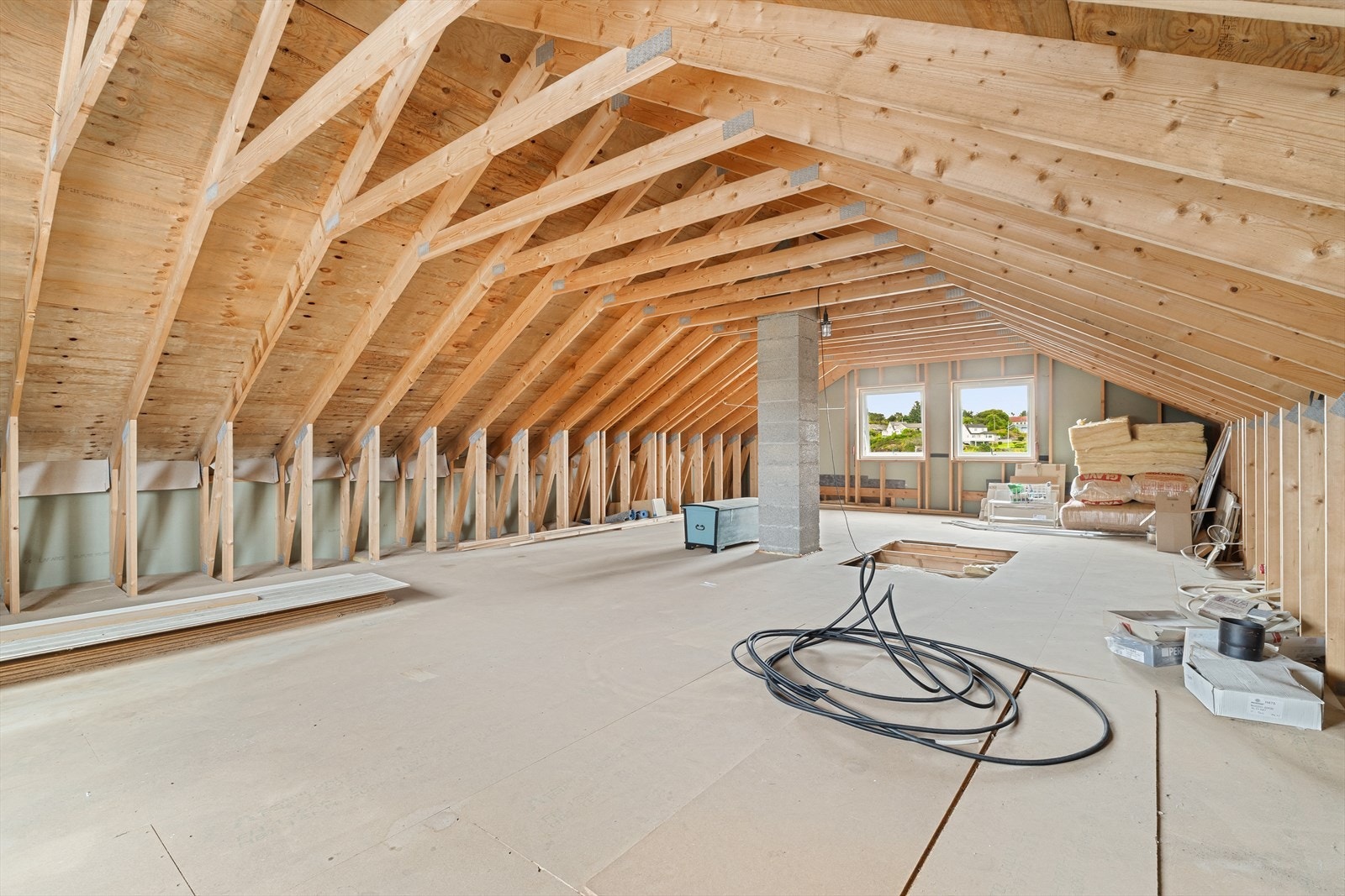 Uinnredet loftsrom på 61 m². Galleribilde