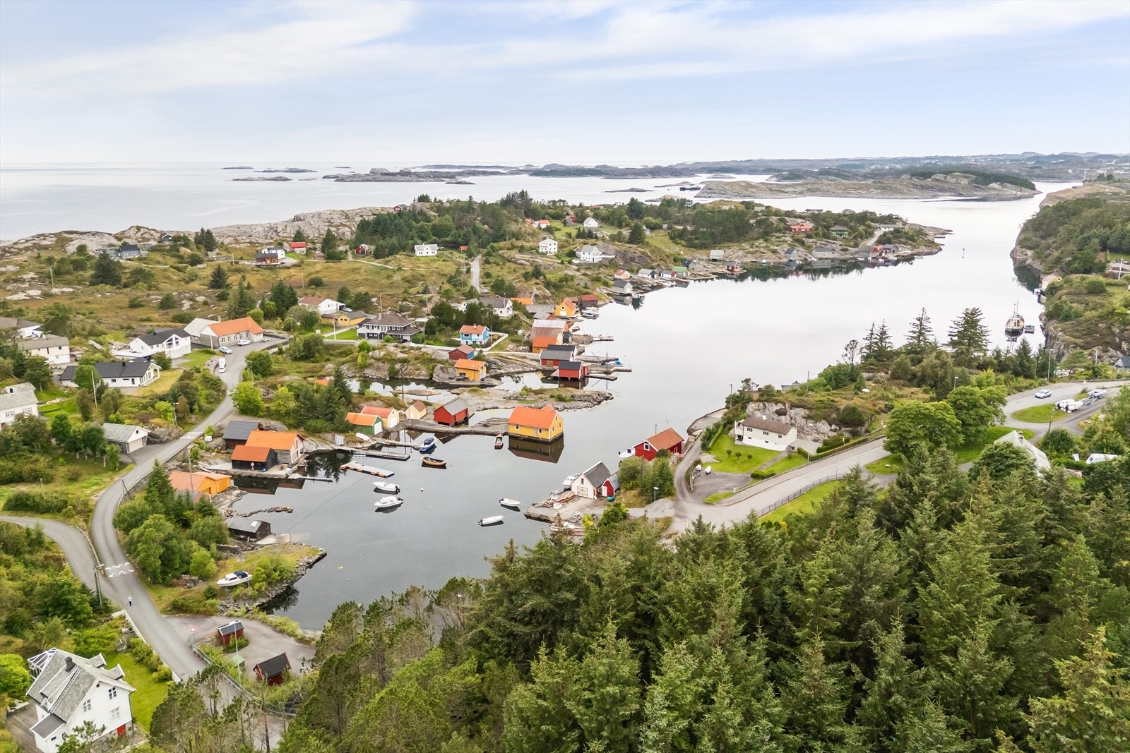 Her bor man i naturskjønne omgivelser med sjøen som nærmeste nabo, samtidig som man har kort vei til de fleste servicetilbud. Galleribilde