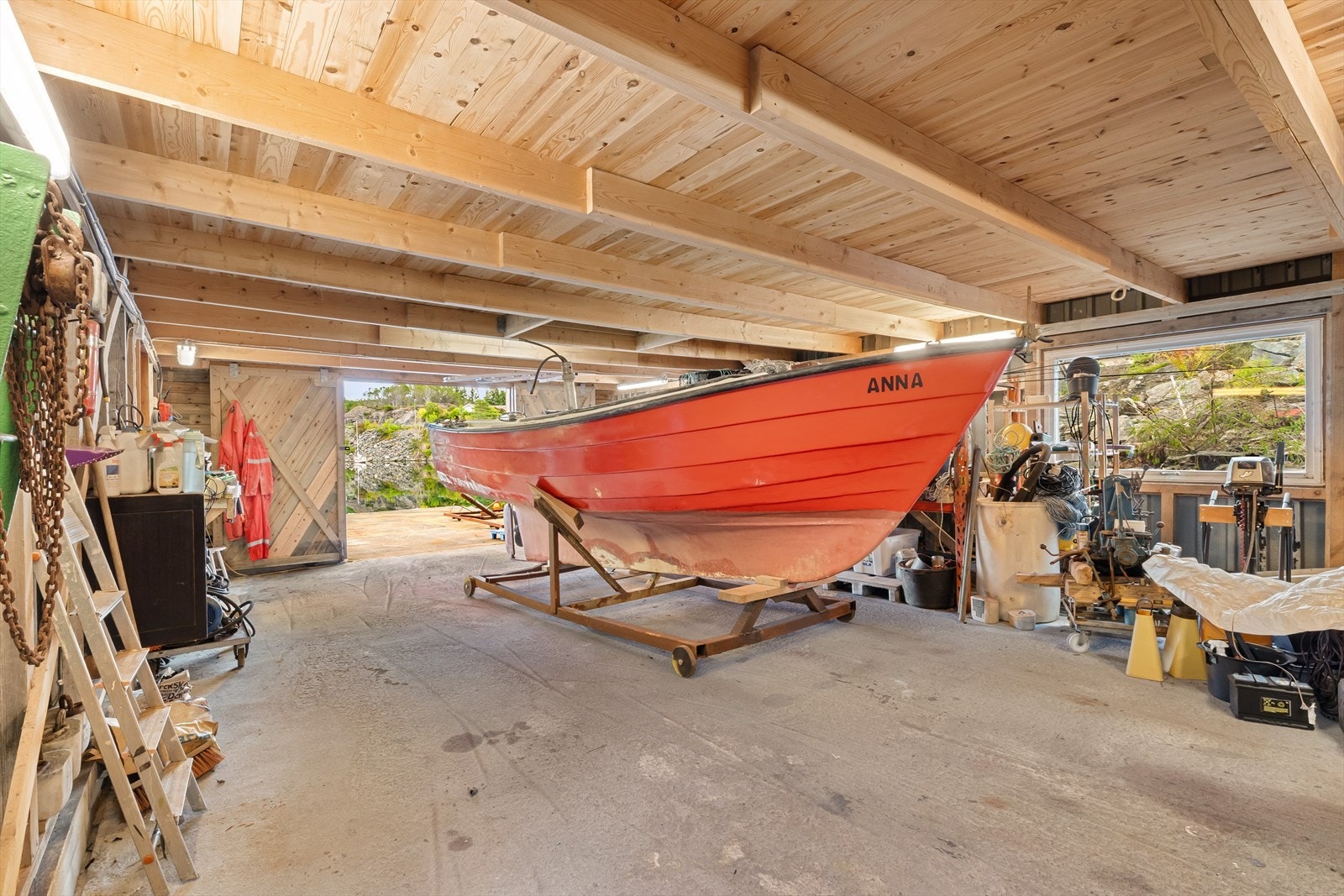 Naustrommet nede måler hele 78 m². Her er det god plass til overvintring av båt, samt lagring av fiskeredskaper, utstyr til sjøsport etc. Galleribilde