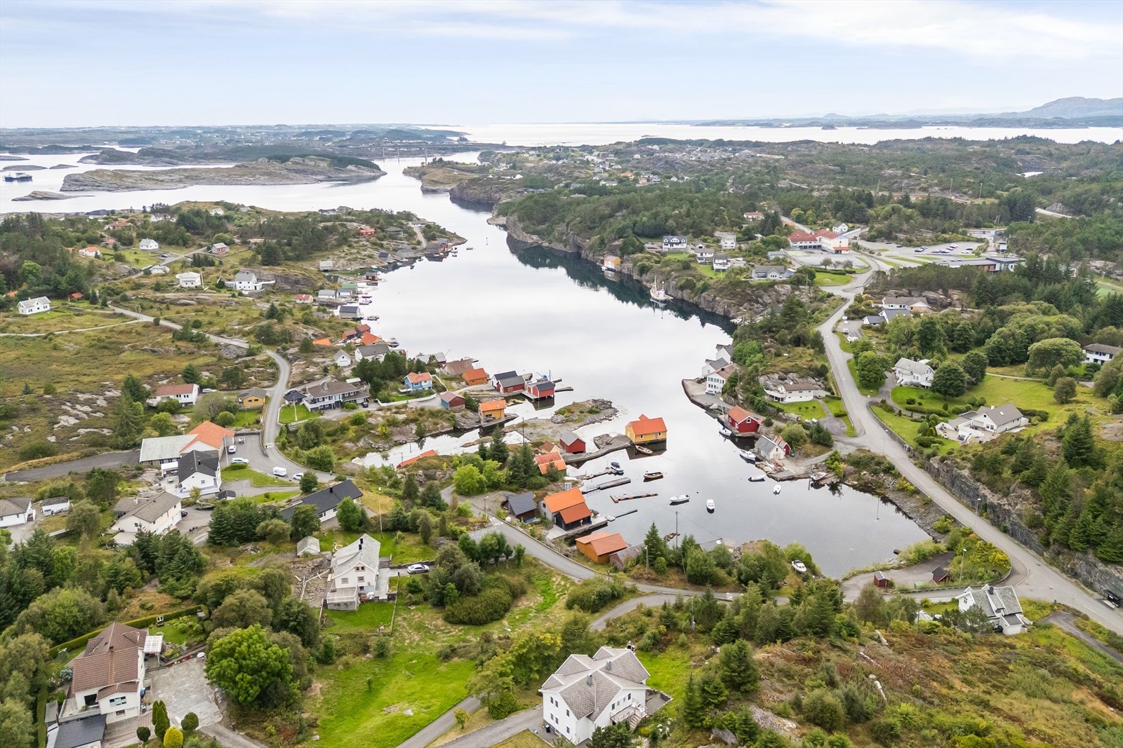Eiendommen har en optimal plassering i en lun og skjermet vik, samtidig som det er kort avstand til storhavet i vest. Galleribilde