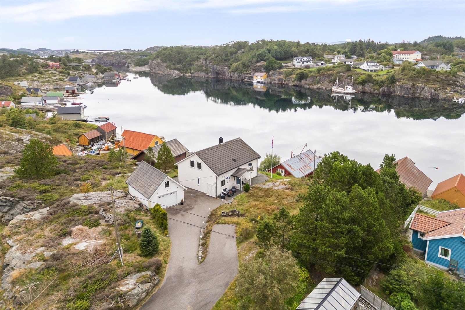Enebolig med attraktiv beliggenhet i sjøkanten på Toftøy. Galleribilde