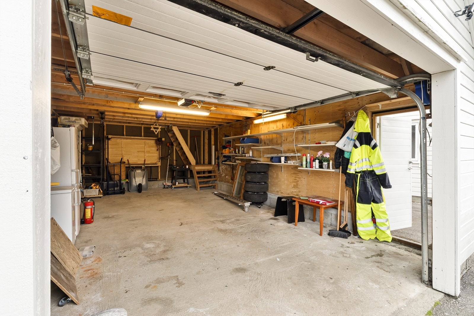 Garasjen måler 37 m² og har i tillegg et stort lagringsloft. Galleribilde