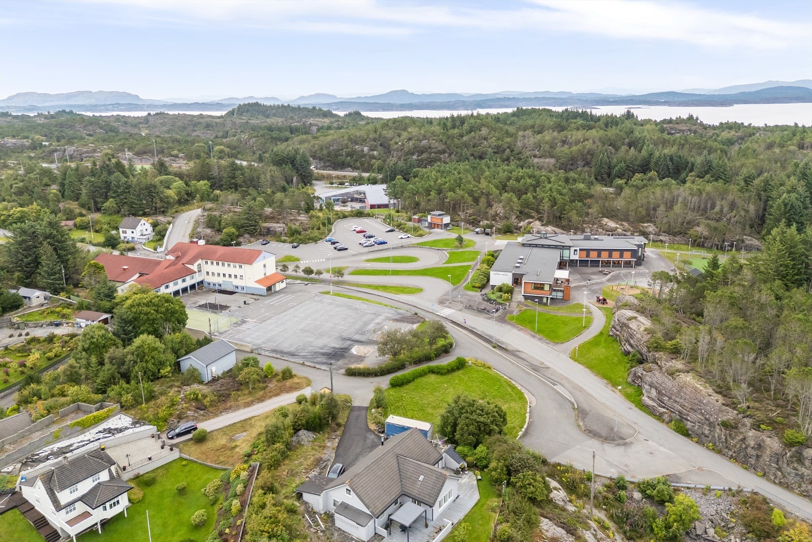 Det er gangavstand til skole, barnehage og idrettsanlegg, samt kort kjørevei til Rong senter med butikker og øvrige servicetilbud. Galleribilde