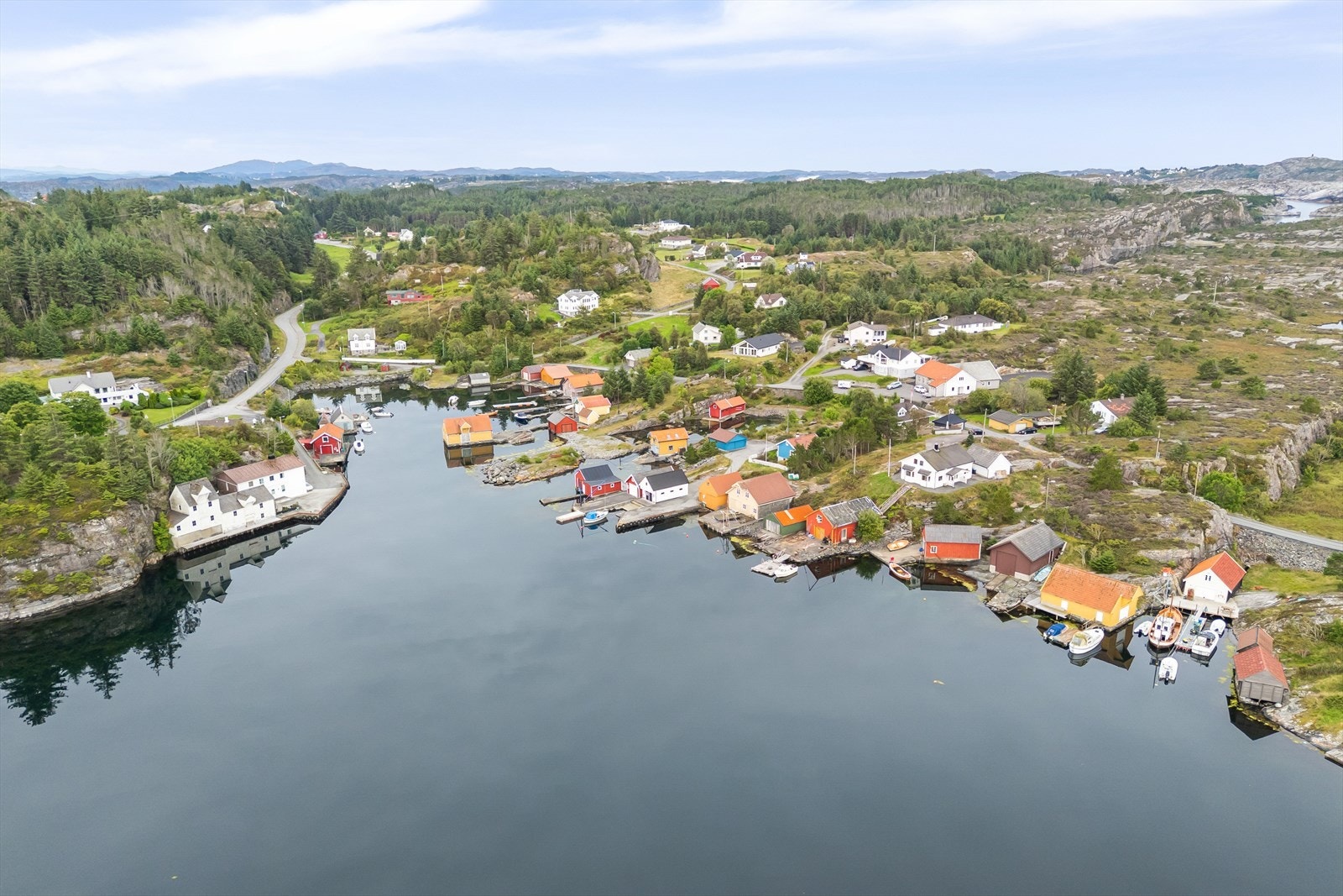 Området byr på flotte tur- og friluftsområder, med gode muligheter for både fotturer, båtliv, fiske og andre aktiviteter langs kysten. Galleribilde