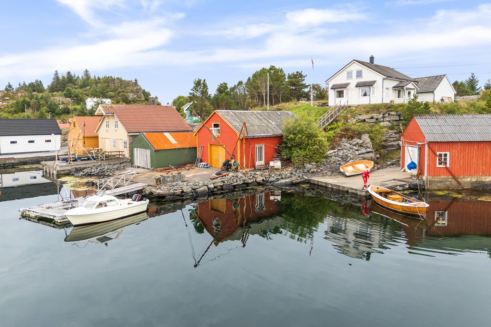 Tilhørende stort naust, kai og flytebrygge! Galleribilde