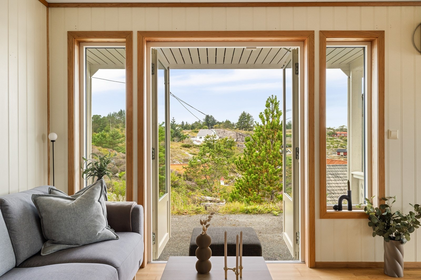 Via doble terrassedører er det direkte utgang til hagen. Galleribilde