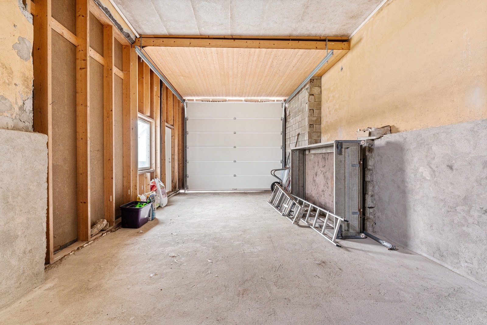 Stor garasje med muligheter for eksempelvis bobilparkering Galleribilde