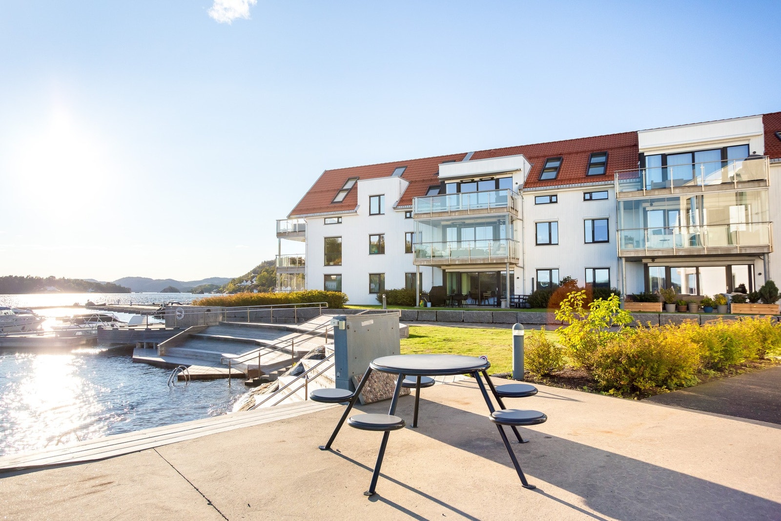 Flotte uteområder med flere badeplasser og brygger Galleribilde