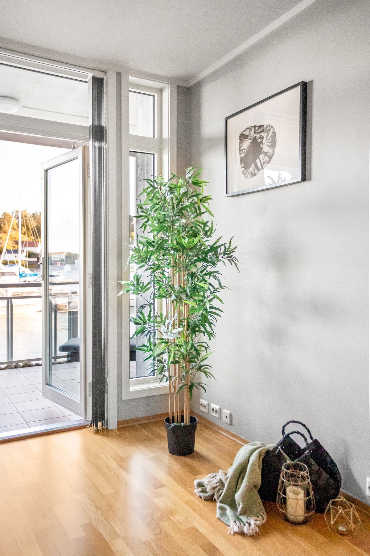 Fra stua har du utgang til en flott balkong med nydelig sjøutsikt Galleribilde