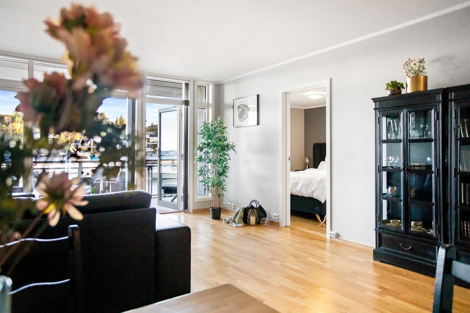 Store vindusflater slipper inn mye dagslys, noe som bidrar til en lys og luftig atmosfære Galleribilde