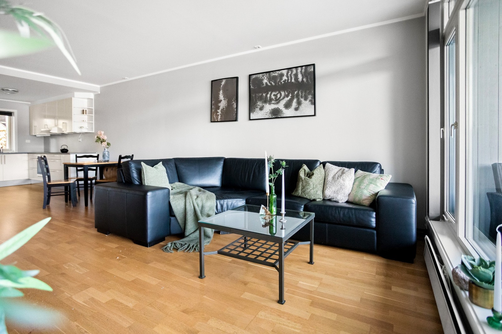 Du kan enkelt innrede med både sofagruppe og spisebord, samtidig som det er god plass til å skape ulike soner for avslapning og sosiale sammenkomster Galleribilde