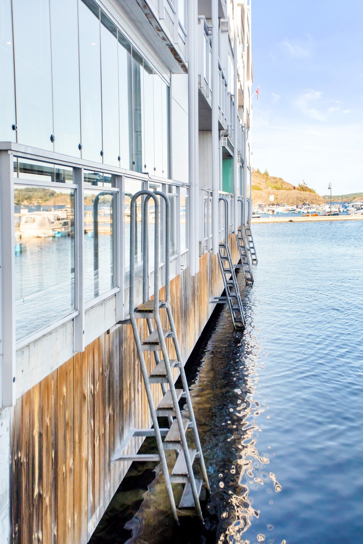 Fantatiske bademuligheter med badestige fra balkongen - her kan du hoppe rett i sjøen! Galleribilde