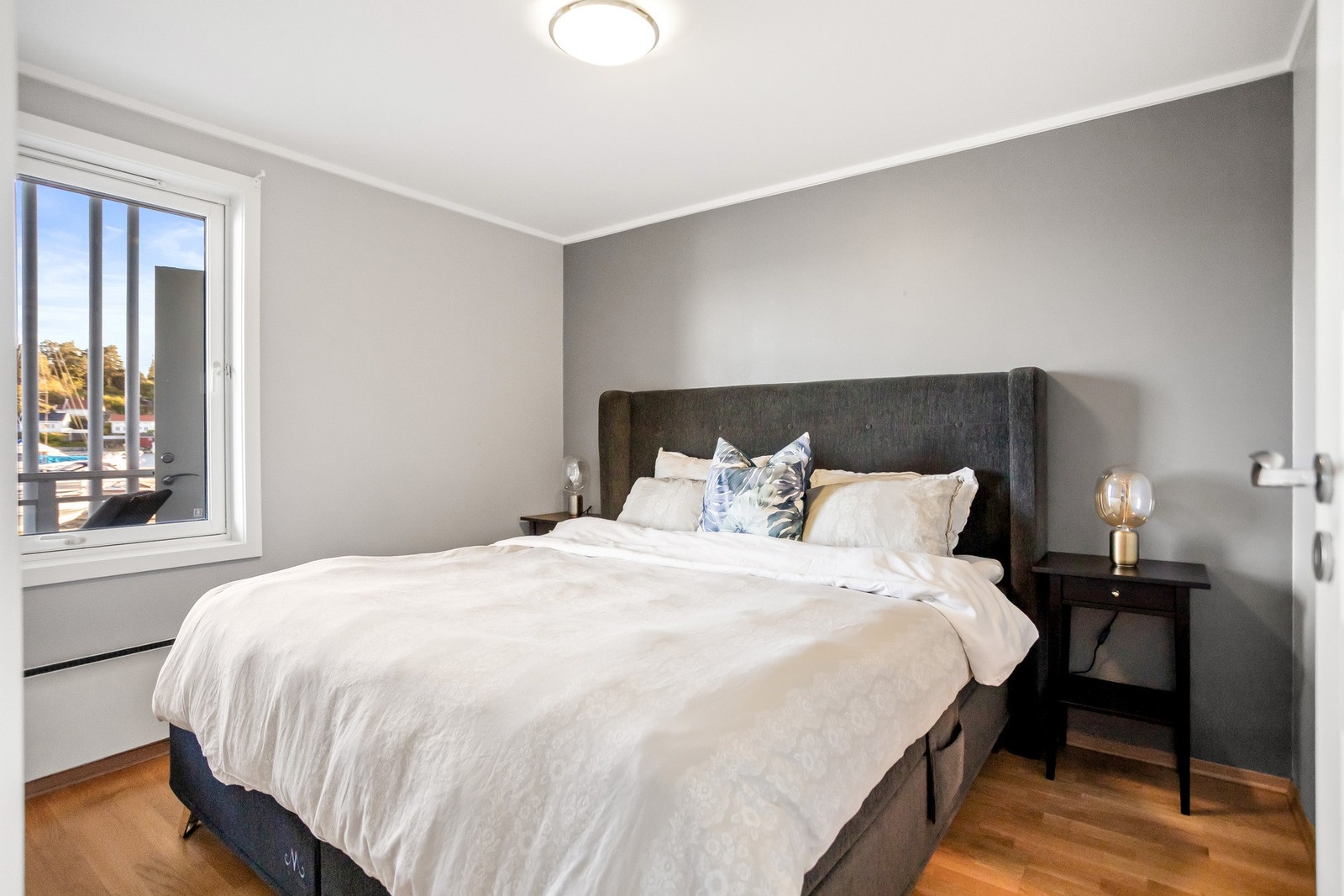 Romslig hovedsoverom med god plass til dobbeltseng. Soverommet har et "on suite" baderom Galleribilde