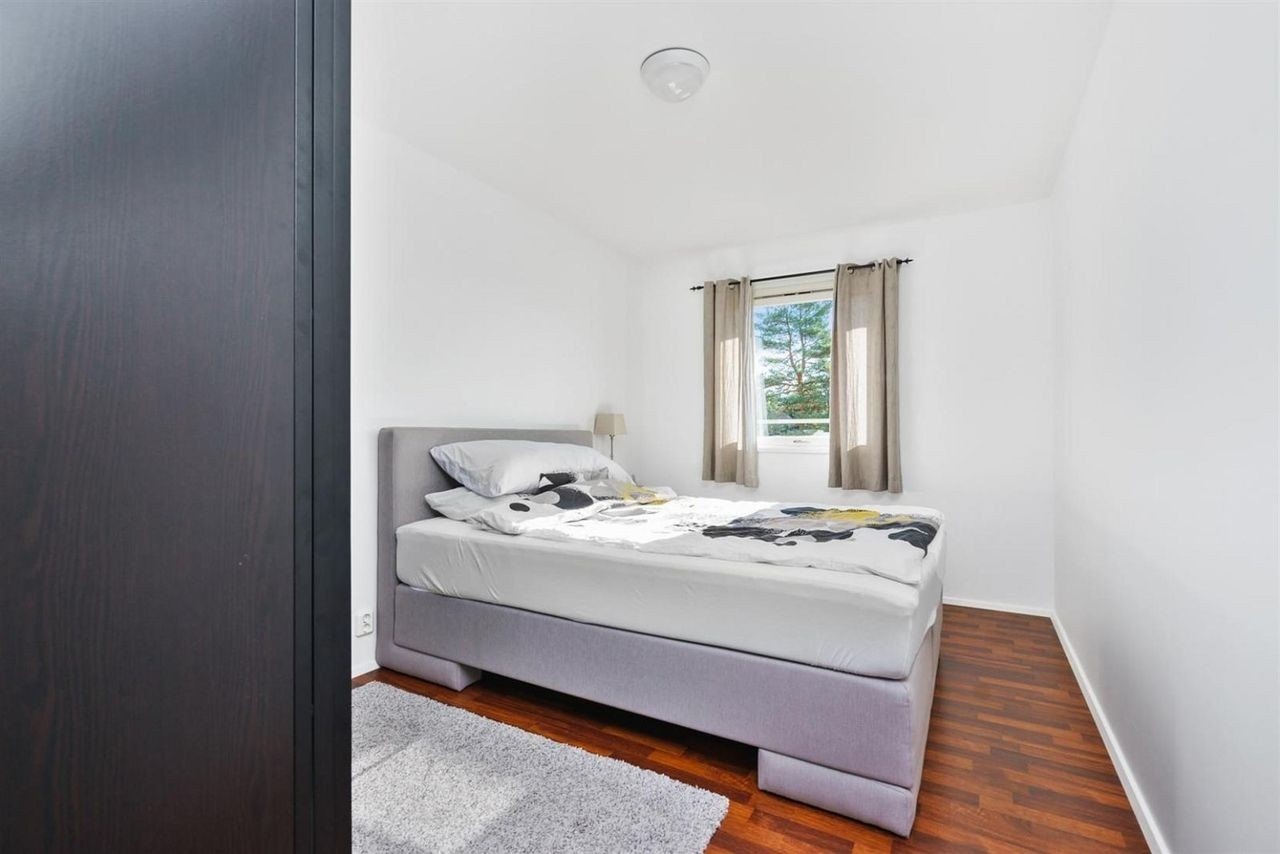 Soverom med skyvedørsgarderobe. Galleribilde