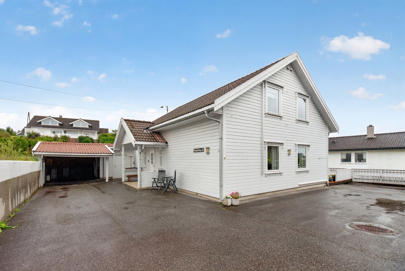Carport m/ bod. Her er det montert elbil-lader og byr på gode lagringsmuligheter. Galleribilde