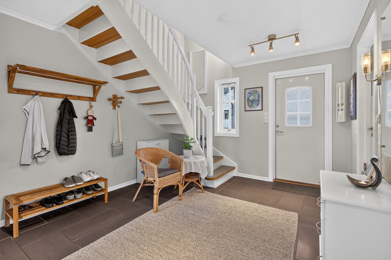 En blir ønsket velkommen inn via en romslig, åpen entre/hall hvor det er god plass til å henge fra seg yttertøy og sko Galleribilde