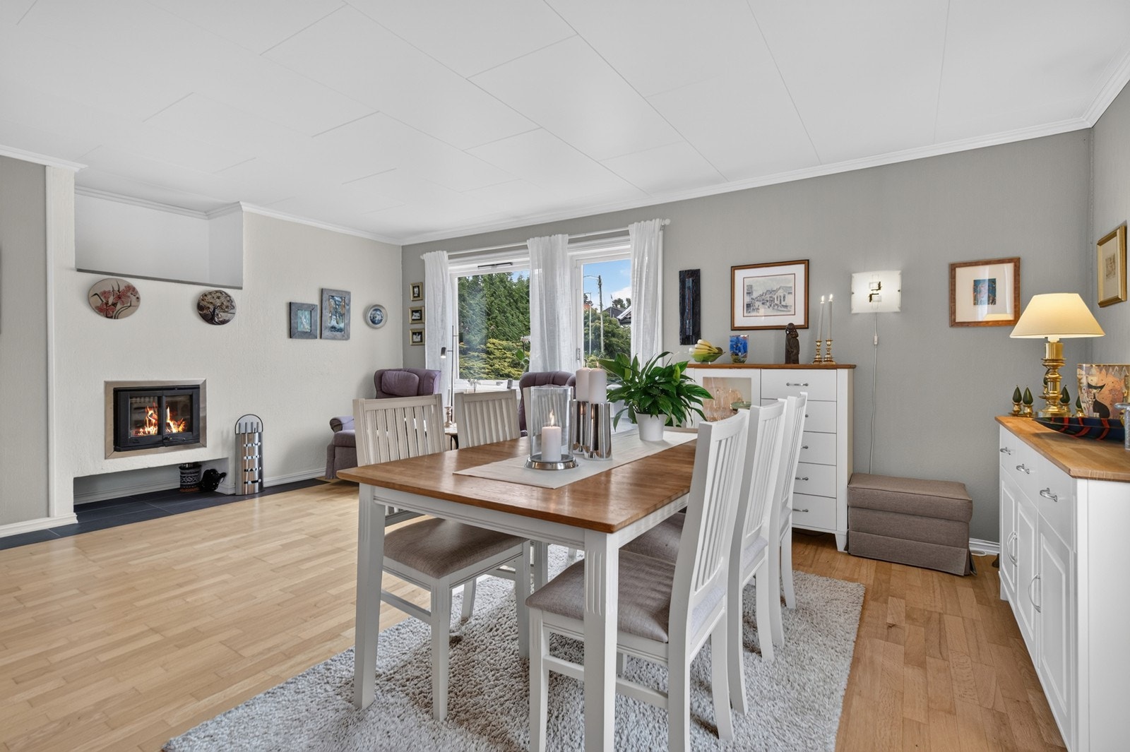 Stue har store vindusflater som slipper inn rikelig med dagslys i tillegg til direkte adkomst til sør- vestvendt terrasse. Galleribilde