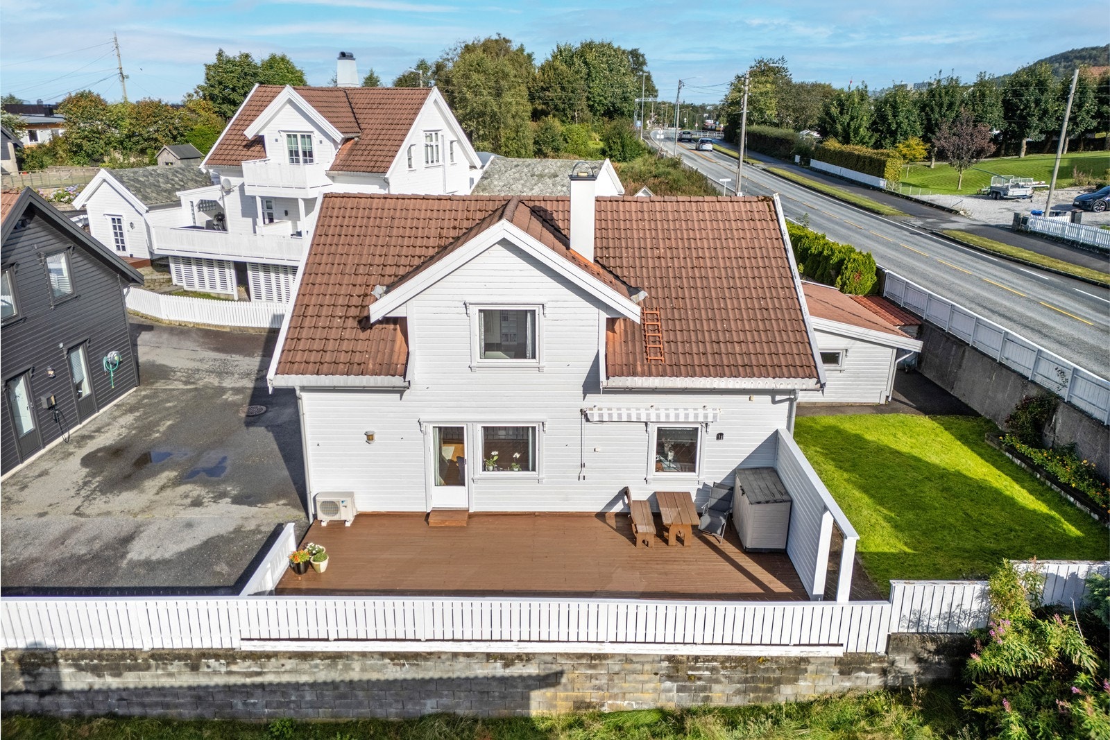 Eiendommen har en lettstelt tomt med stor terrasse mot sørvest Galleribilde