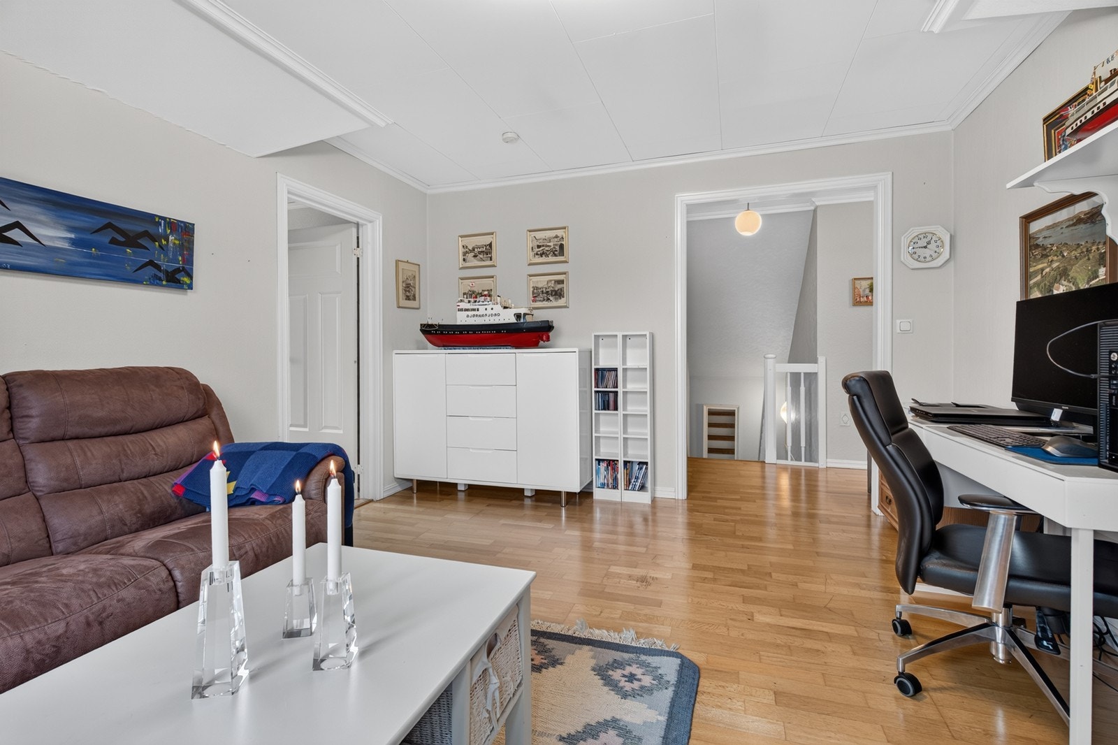 Loftstuen oppleves som lys med plass til sofakrok og TV. Galleribilde