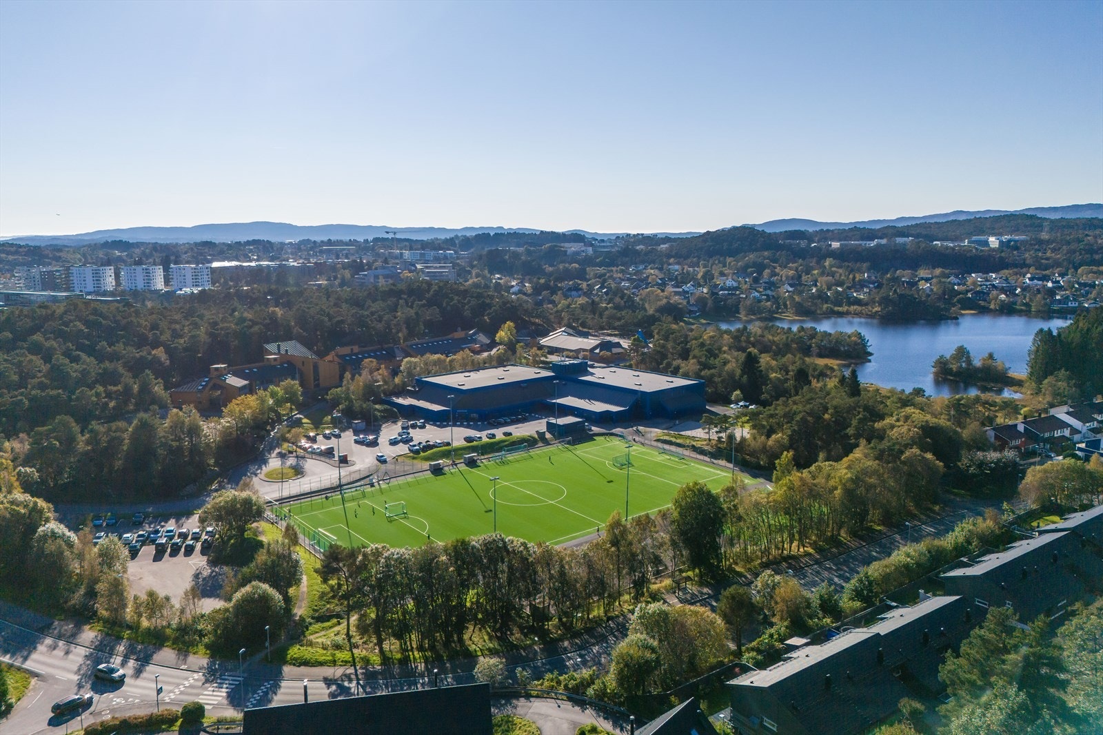 Umiddelbar nærhet til skoler, barnehager, Fanatorget med diverse butikker, helsesenter, buss, Bybanen og store arbeidsplasser som feks. Equinor. Galleribilde