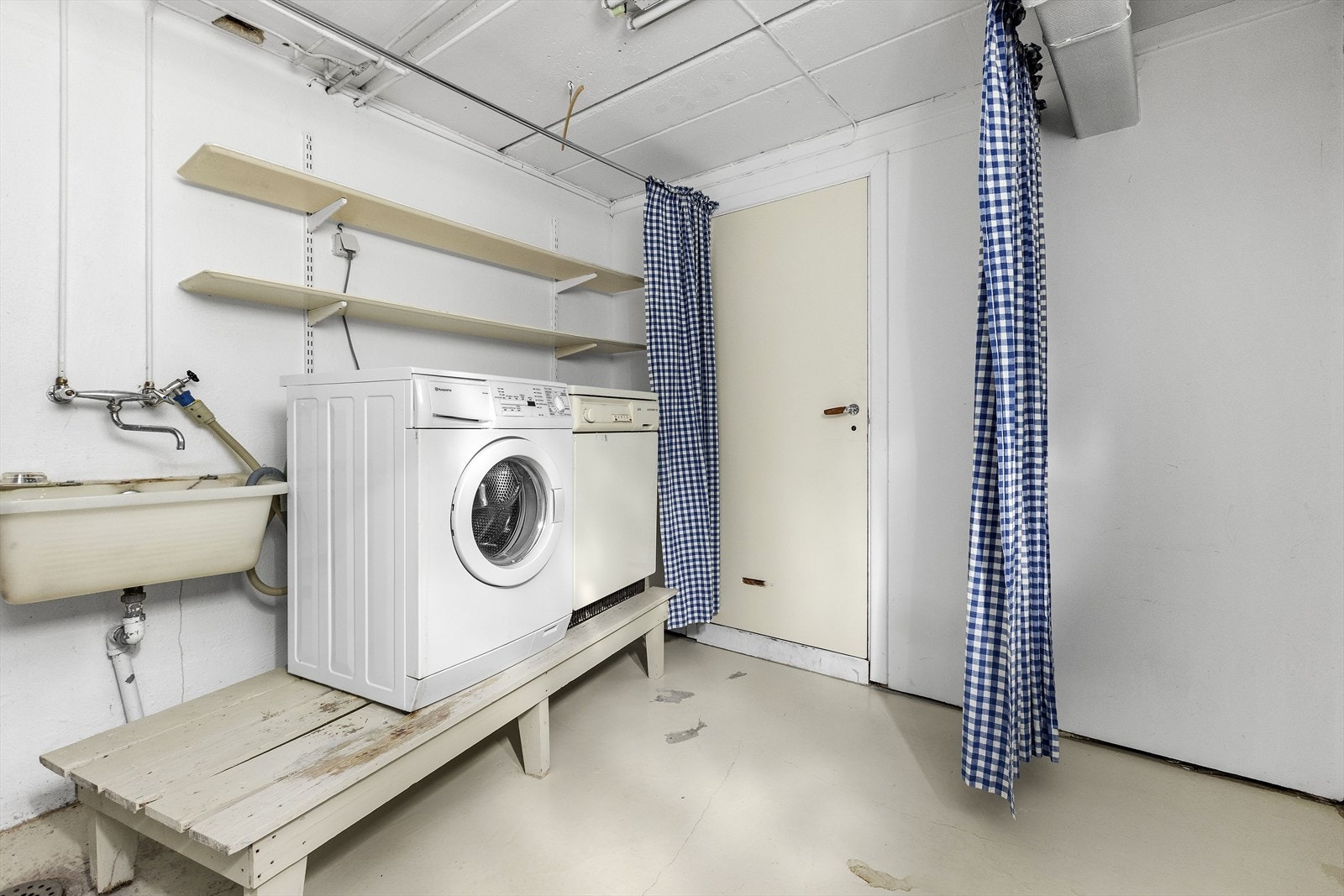 Vaskekjeller med opplegg for vaskemaskin og tørketrommel. Galleribilde