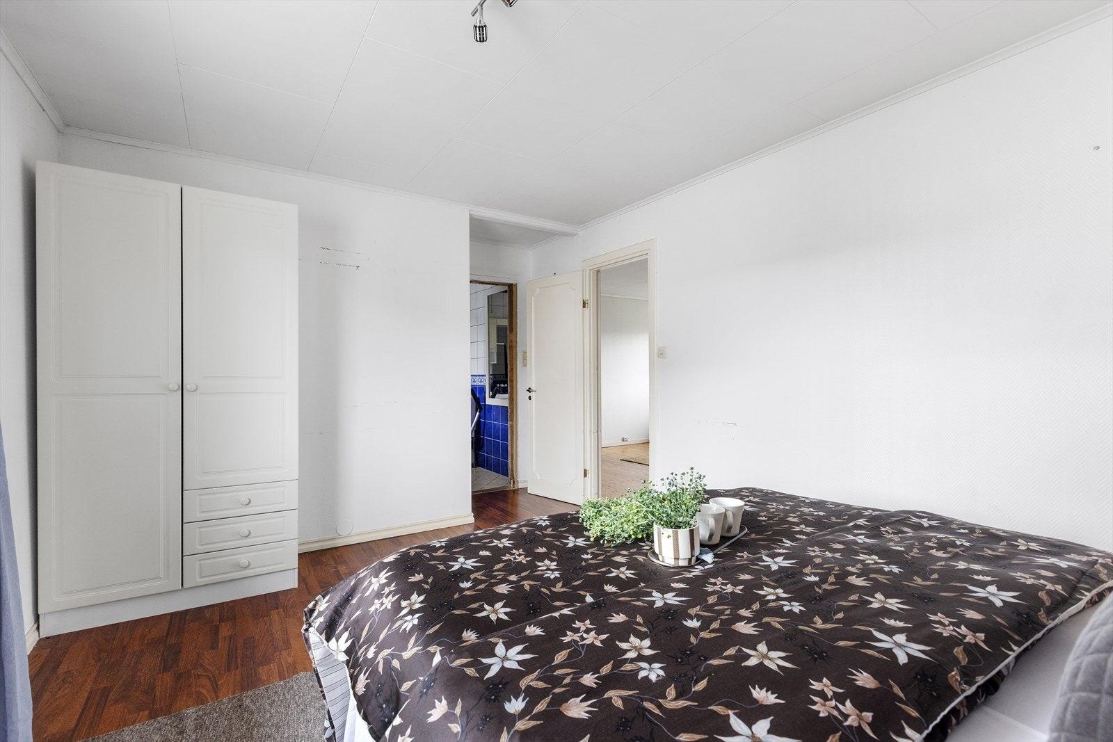 Det er 3 soverom i boligens hovedetasje. Hovedsoverommet er romslig, med god plass til dobbeltseng, nattbord og øvrig møblering. Galleribilde