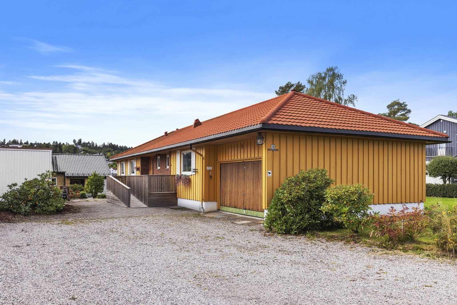 Parkering i integrert enkel garasje, og i gruset/steinsatt gårdsplass. Galleribilde