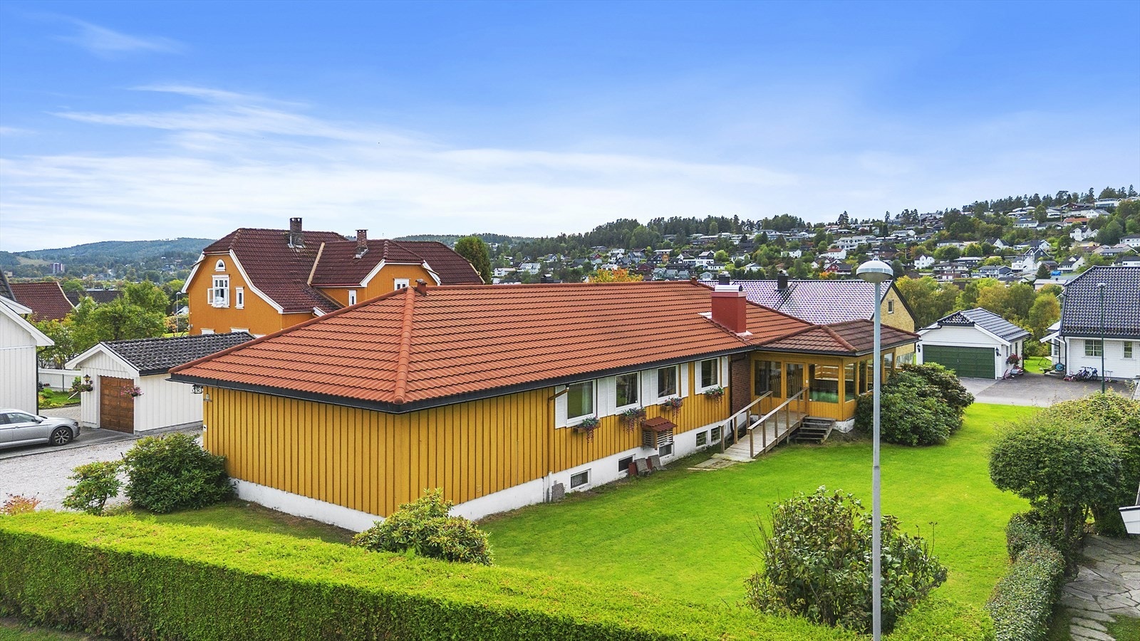 Eiendommen har en meget attraktiv og barnevennlig beliggenhet i godt etablert boligområde på Falkum. Galleribilde
