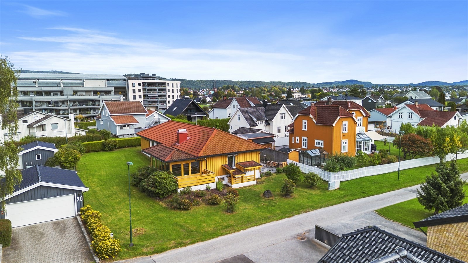 Stor eiet tomt med hageområde og uteplass mot nord og vest. Galleribilde