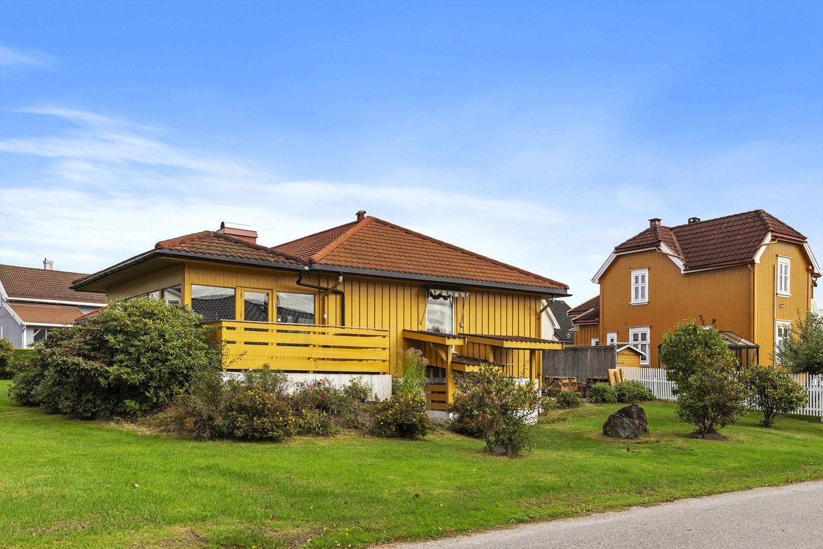 Det er umiddelbar nærhet til skoler, barnehager, matbutikker, Skagerak Arena med ulike tjenester samt Skien sentrum med alle fasiliteter. Galleribilde