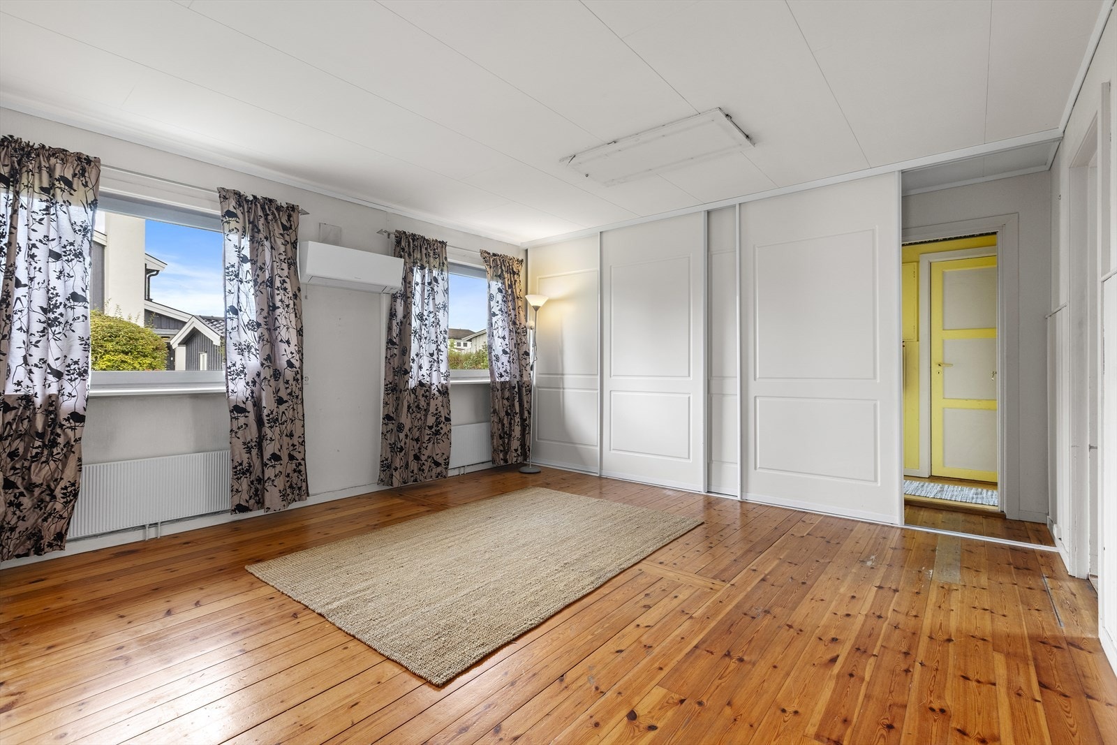 Soverom 2 er også meget romslig, og har rikelig med oppbevaringsplass i skyvedørsgarderobe. Galleribilde