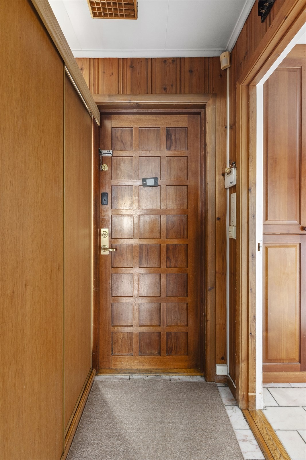Entré med oppbevaringsplass i stor og praktisk skyvedørsgarderobe. Galleribilde