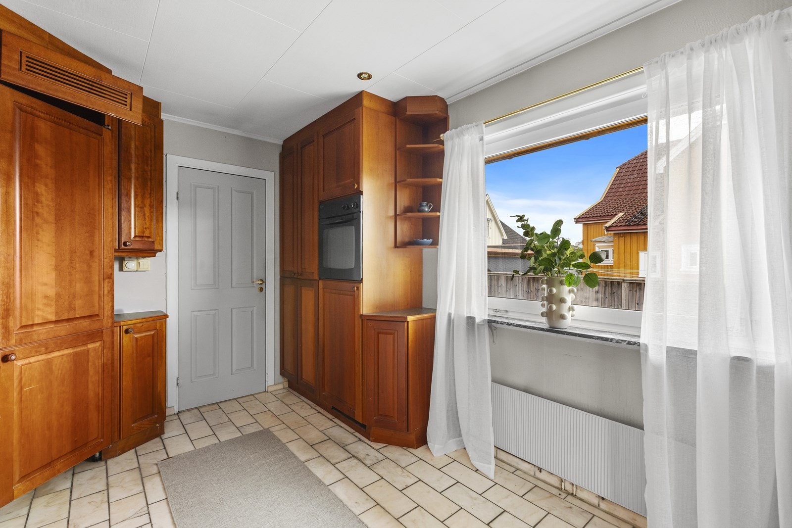 Hyggelig spiseplass ved vinduet på kjøkkenet. Galleribilde